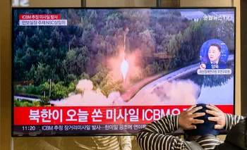 Un hombre mira una transmisión con material de archivo de un misil norcoreano