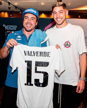 Federico Valverde le regaló su camiseta de Real Madrid este viernes a un gran madridista, como el bicampeón mundial de Fórmula Uno, Fernando Alonso