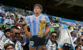 Una imagen de Diego Maradona con la Copa del Mundo que Argentina ganó en 1986.