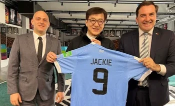 Fernando Lugris, embajador uruguayo en China, le regaló la camiseta uruguaya con el número 9 al actor Jackie Chan