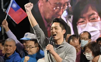 El principal candidato de la oposición de Taiwán, el Kuomintang (KMT), Chiang Wan-an, saluda después de ganar las elecciones a la alcaldía de Taipei durante un mitin en Taipei.