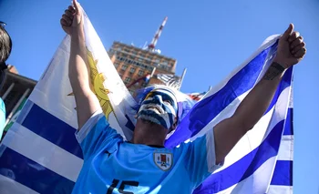 Un hincha de la selección uruguaya mira el partido contra Portugal en la explanada de la Intendencia de Montevideo