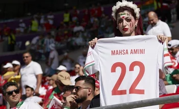 Los fanáticos del fútbol iraní están utilizando la Copa del Mundo para continuar su protesta contra el gobierno en el escenario mundial