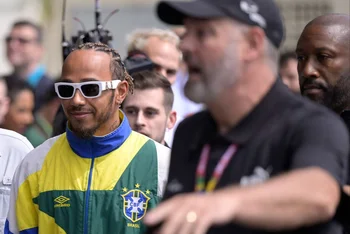 Lewis Hamilton con la campera de Brasil