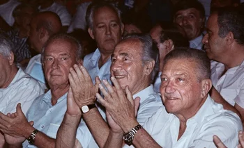 Isaac Rabin cuando era ministro de Defensa junto a Shimon Peres en setiembre de 1988.
