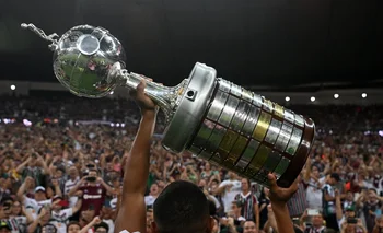 El trofeo de la Copa Libertadores que la Conmebol le entregó a Fluminense tras conseguir el título
