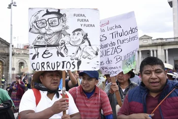 Los movimientos indigenistas ganan la calle para apoyar al presidente Arévalo contra la decisión de suspender el partido con que ganó las elecciones del 20 de agosto.