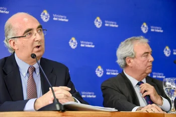 El subsecretario Maciel y el ministro Heber en la conferencia de prensa
