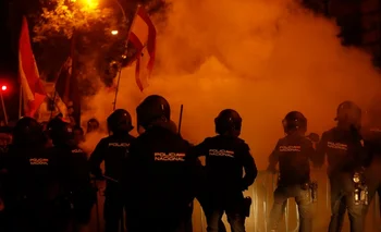 Agentes de la Policía Nacional intervienen durante la concentración de este lunes frente a la sede del PSOE en la calle Ferraz, en Madrid