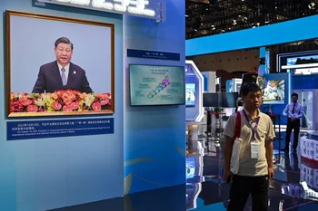 Una pantalla muestra a Xi Jinping durante la sexta conferencia de exportación e importación llevada a cabo en Shanghai