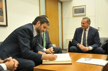 Momento en el que Martinelli firma como nuevo ministro del Interior, acompañado de Álvaro Delgado