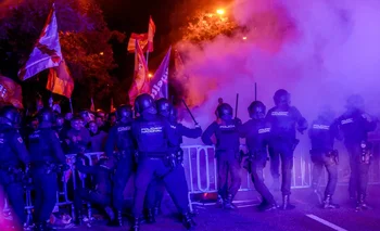 La Policía carga este lunes contra los manifestantes durante una concentración en contra de la amnistía, frente a la sede del PSOE en la calle Ferraz