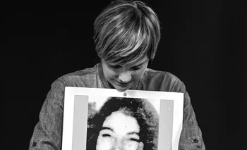 La comunicadora Iliana Da Silva sostiene el cartel con el rostro de la desaparecida Amelia Sanjurjo.