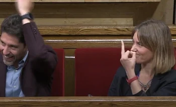 La presidenta de los comuns, Jéssica Albiach, hace una peineta al líder de Vox, Ignacio Garriga, en el pleno del Parlament 