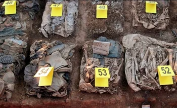 Restos exhumados de los campesinos asesinados en la masacre de Dos Erres por militares guatemaltecos