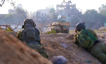 Blindados y tropas de infantería israelíes avanzan en el norte de la Franja de Gaza.