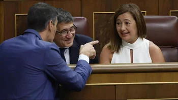 El presidente del Gobierno en funciones, Pedro Sánchez, conversa con los diputados socialistas Patxi López y Francina Armengol