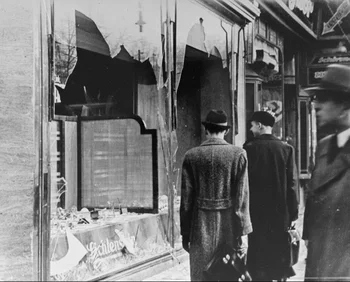 Vidrieras destrozadas de una tienda judía en Berlín, que da nombre al pogromo del 9 y 10 noviembre de 1938.