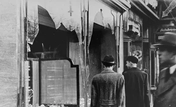Vidrieras destrozadas de una tienda judía en Berlín, que da nombre al pogromo del 9 y 10 noviembre de 1938.