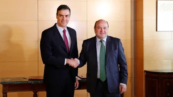 El presidente en funciones, Pedro Sánchez  el presidente del EBB del PNV, Andoni Ortuzar.