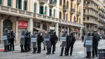 Un centenar de policías nacionales y guardias civiles se han concentrado hoy en Barcelona.