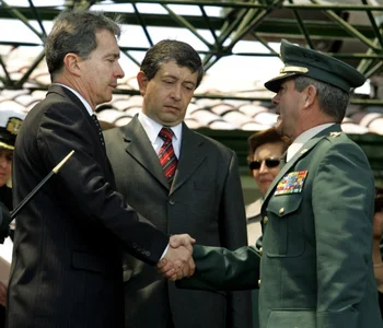 Durante una ceremonia en 2006, el por entonces presidente de Colombia, Álvaro Uribe, saluda al que era el jefe del Ejército de ese país, Mario Montoya.