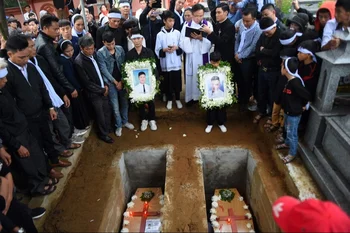 El entierro de las víctimas en el cementerio del distrito de Dien Chau, en la provincia vietnamita de Nghe An, el 28 de noviembre de 2019.