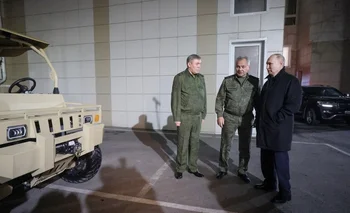Vladimir Putin junto al ministro de Defensa Serguei Shoigu (centro) y el general Valery Gerasimov (izq.) durante su visita al cuartel general de Rostov.
