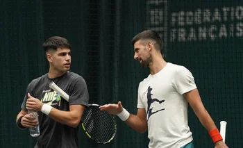 Alcaraz y Djokovic entrenan juntos.
