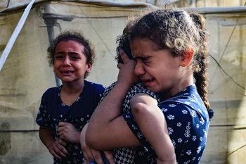 Niños palestinos tras un bombardeo en la Franja de Gaza