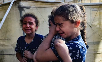 Niños palestinos tras un bombardeo en la Franja de Gaza