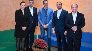 Pedro Sánchez junto a los primeros ministros de Dinamarca, Mette Frederiksen; Malta,  Robert Abela; Rumanía, Marcel Ciolacu, y el canciller alemán Olaf Scholz.