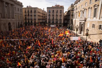 La concentración en la plaza Sant Jaume ante Govern y Ayuntamiento.