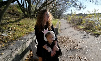 Anna Lyashko y su hija Diana en el parque a orillas del río Dniéper, en Kiev.