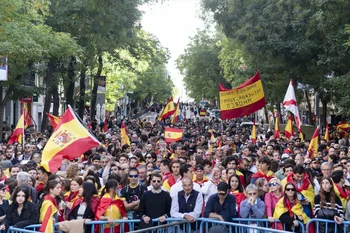 Cientos de personas durante una manifestación contra la amnistía, frente a la sede del PSOE en Madrid.