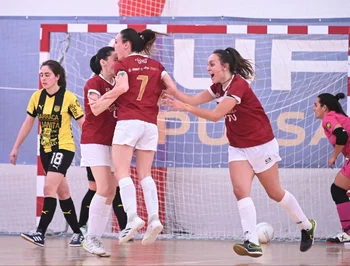 Las chicas de UTU celebraron al final el triunfo ante Peñarol y forzaron otra final