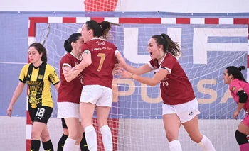 Las chicas de UTU celebraron al final el triunfo ante Peñarol y forzaron otra final