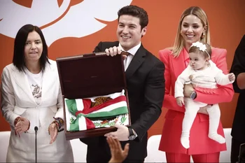 Samuel García, junto a su esposa Mariana Rodríguez Cantú y su hija Mariel, recibe las credenciales que lo acreditan como precandidato presidencial. 