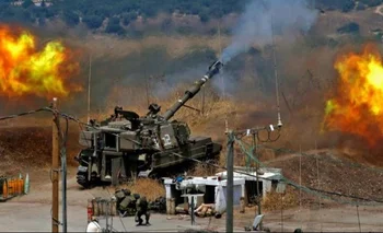 Obuses israelíes disparan hacia posiciones de Hezbolé en el Líbano