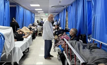 Los pasillos del hospital Al Shifa, repletos de heridos y paciente sin atención