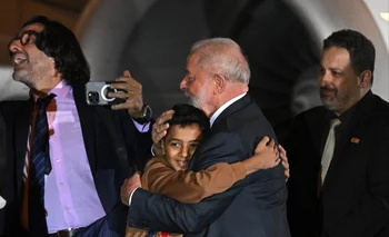 Lula recibió en el aeropuerto de Brasilia a un grupo de brasileños repatriados de Gaza.