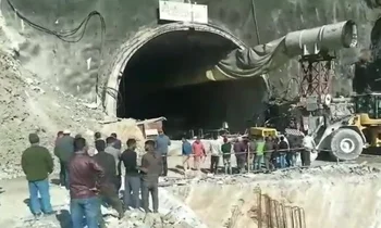 Los 40 obreros siguen atrapados desde el domingo por el derrumbe de un túnel en el norte de India.