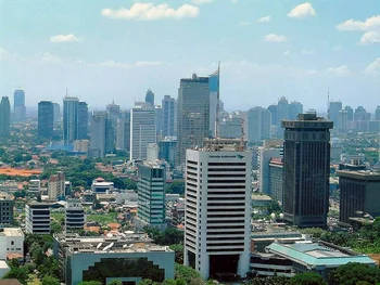 Perfil de Yakarta con sus grandes rascacielos y millones de habitantes.