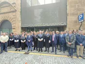 Concentración jueces a las puertas de los Juzgados de Salamanca