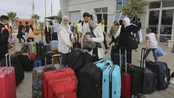 Familias abandonan Gaza por el paso de Rafá