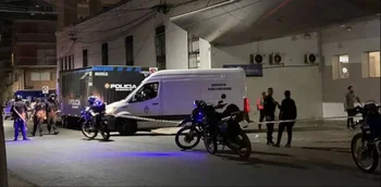 Sicarios entraron a un hospital y asesinaron a un policía en la ciudad de Rosario