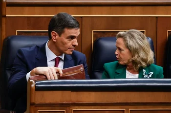 El secretario general del PSOE y presidente del Gobierno en funciones, Pedro Sánchez, conversa con la vicepresidenta económica en funciones, Nadia Calviño, en el Congreso. 
