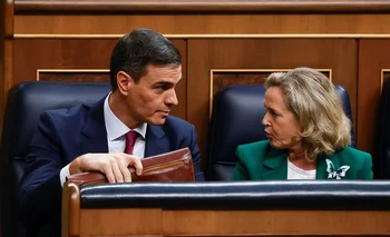El secretario general del PSOE y presidente del Gobierno en funciones, Pedro Sánchez, conversa con la vicepresidenta económica en funciones, Nadia Calviño, en el Congreso. 