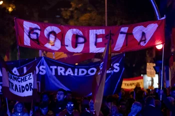 Decenas de personas durante una manifestación contra la amnistía frente a la sede del PSOE en Ferraz, a 15 de noviembre