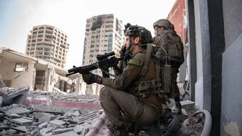 Soldados israelíes ocupan el hospital Al-Shifa donde dijeron haber decomisado armas, aunque Hamás dice que están prohibidas dentro de su red sanitaria.